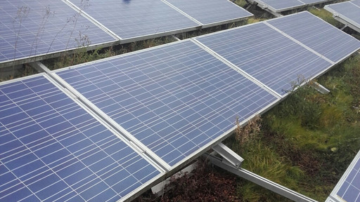 PV-Anlage auf Dach eines Firmengebäudes