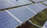 PV-Anlage auf Dach eines Firmengebäudes