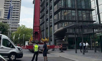 Hebekran bei Flachdachsanierung bei der Apobank in Düsseldorf