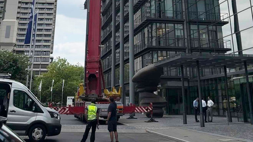Hebekran bei Flachdachsanierung bei der Apobank in Düsseldorf