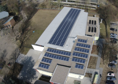 KITA mit Photovoltaik-Anlage zur Energiegewinnung.