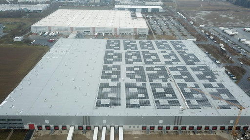 Photovoltaik-Module auf Gewerbeflachdach.