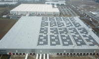 Photovoltaik-Module auf Gewerbeflachdach.