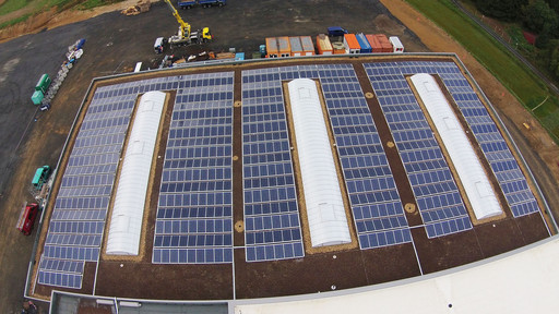 PV-Anlage und Lichtkuppeln auf Flachdach von oben