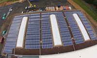 PV-Anlage und Lichtkuppeln auf Flachdach von oben