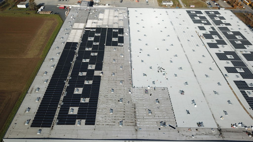 Photovoltaik-Module auf Gewerbeflachdach.