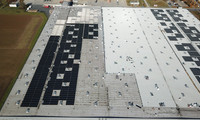Photovoltaik-Module auf Gewerbeflachdach.