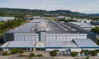 Firmengebäude nach Dachsanierung und Aufbau einer PV-Anlage