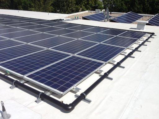Photovoltaikmodule auf einem Gewerbeflachdach.