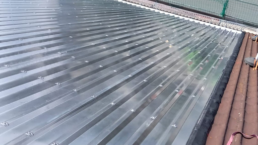 Unterkonstruktion aus Stahltrapezprofilen für Photovoltaik-Anlage auf SB-Markt