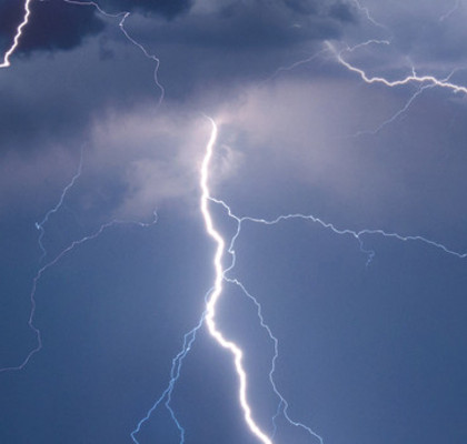 Gewitter mit Blitzen am Abendhimmel