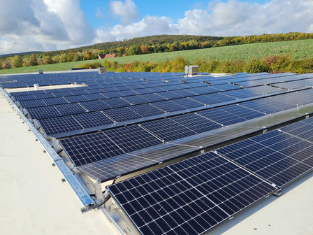 Photovoltaik-Anlage auf einem Gewerbeflachdach.