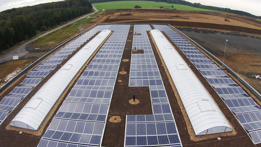 PV-Anlage und Lichtkuppeln auf Flachdach