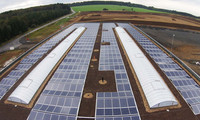 PV-Anlage und Lichtkuppeln auf Flachdach