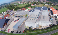Photovoltaik-Module auf Gewerbeflachdach von oben.
