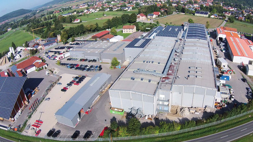 Photovoltaik-Module auf Gewerbeflachdach von oben.